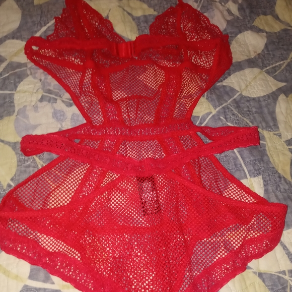 Beautiful Lace & Fish net VS lingerie - Picture 5 of 7